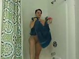 סופי במקלחת שגרתית בביתה - פורנו ריאליטי